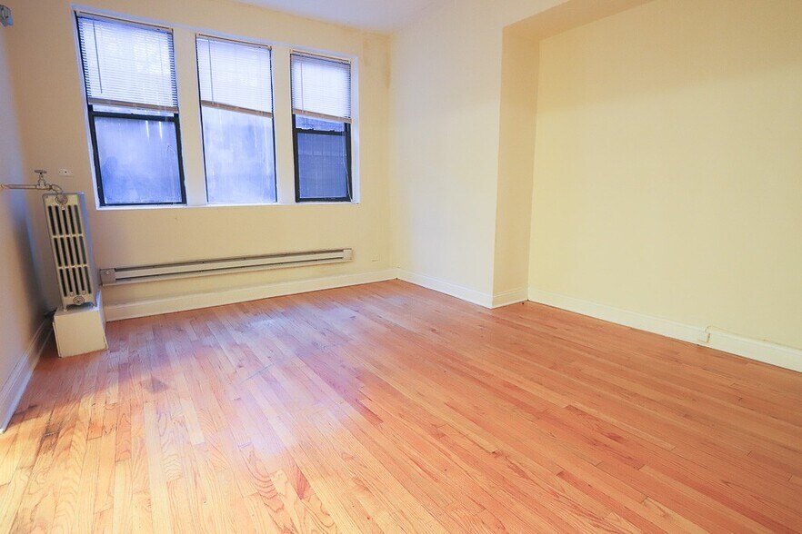 Building Photo - 4614 N Paulina St