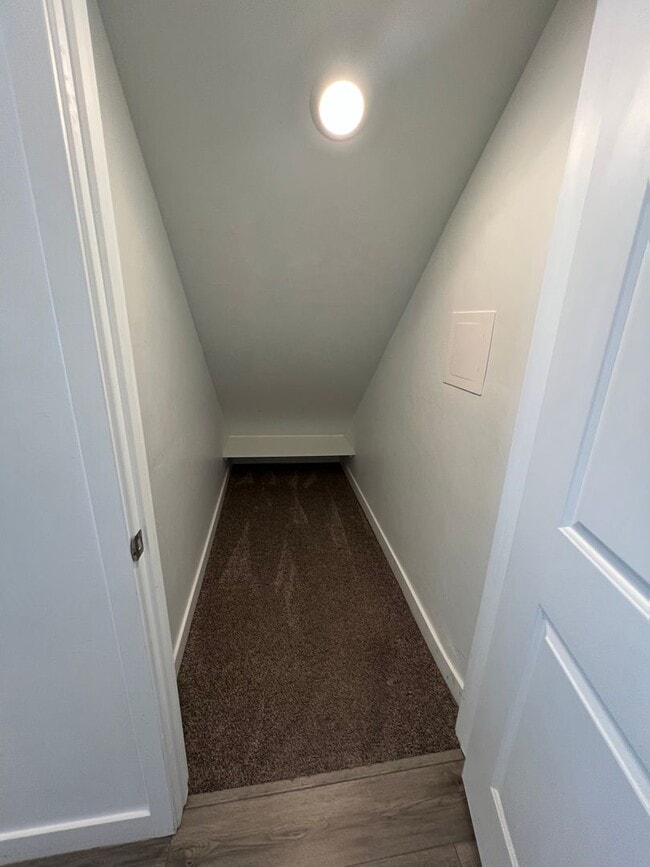 Building Photo - Beautiful Modern Townhome