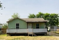 Building Photo - 3 Bedroom 1 Bath home Call today for Move in Special