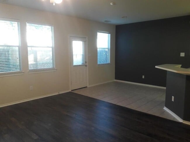 Building Photo - 16610 Newglen Ln