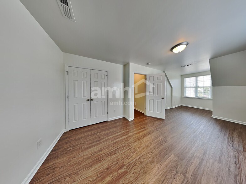 Building Photo - 1438 Pleasant Garden Ln