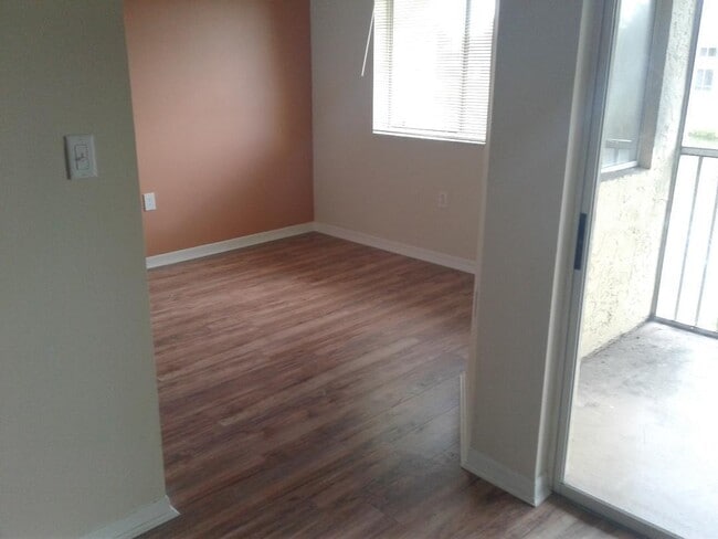 Building Photo - 6202 Glenmoor Dr