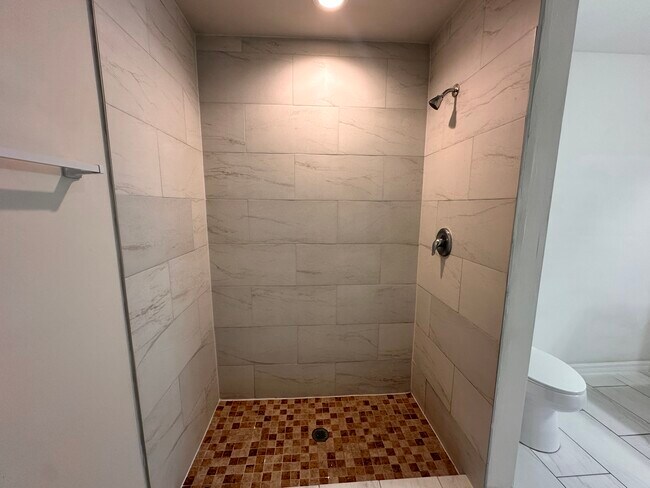 Building Photo - 913 NE 13th Ave