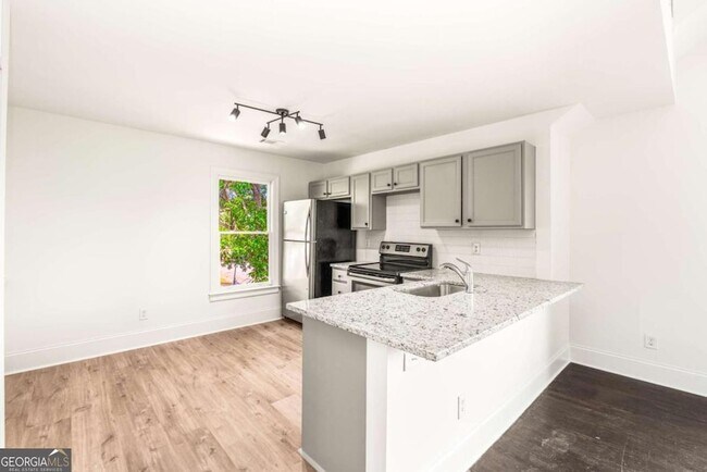 Building Photo - 94 Lucy St SE