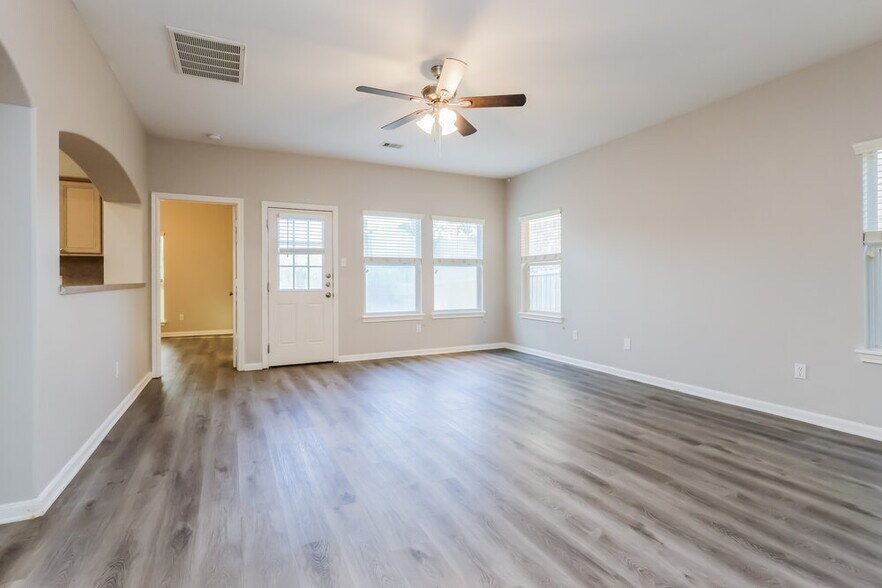 Building Photo - 985 Oak Falls Dr