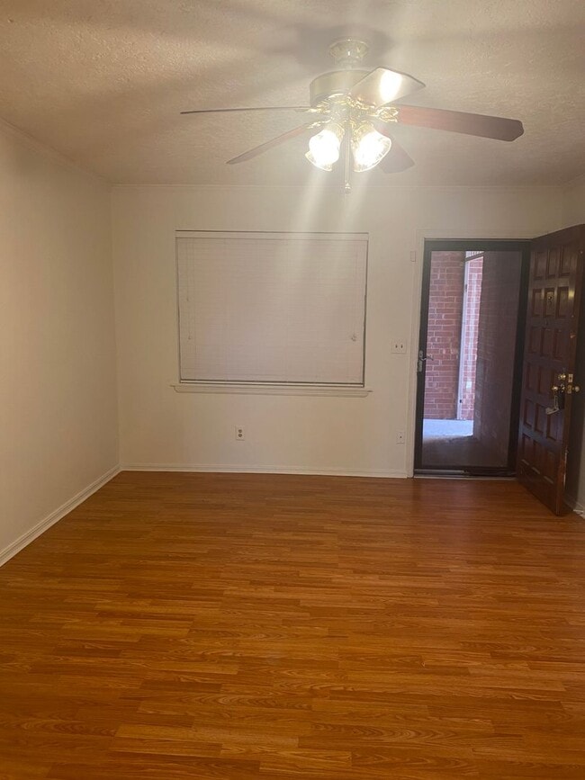 Building Photo - Great 2 Bedroom Condo !