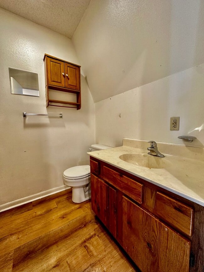 Building Photo - 2 Bedroom Apartment