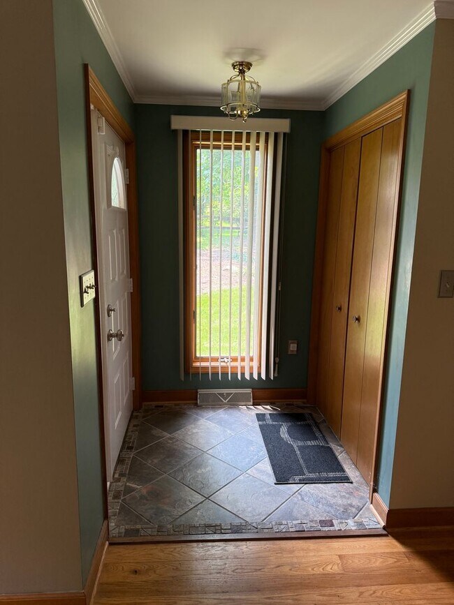 Building Photo - 1531 E Strohm Dr