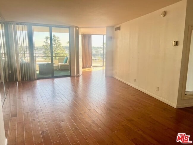 Building Photo - 4314 Marina City Dr