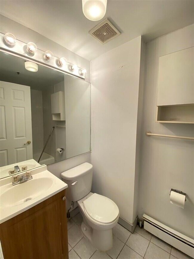 Building Photo - 409 1st St