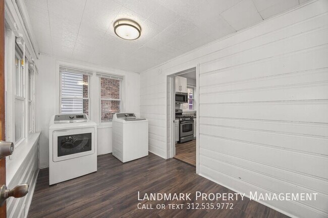 Building Photo - 3817 N Sawyer Ave