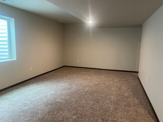 Building Photo - 5 BED | 2 BATH | DOUBLE GARAGE | RAPID VALLEY