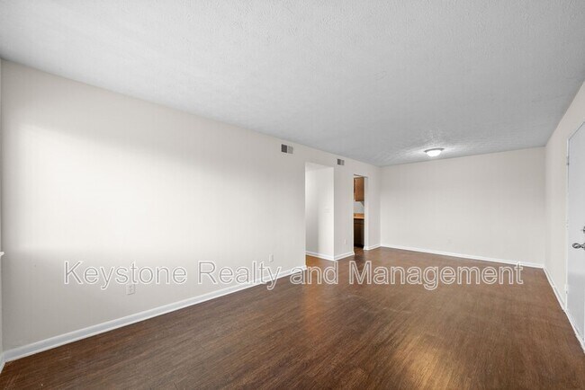 Building Photo - 225 Clara Dr