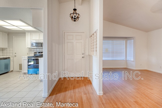 Building Photo - 15046 Cambridge Dr