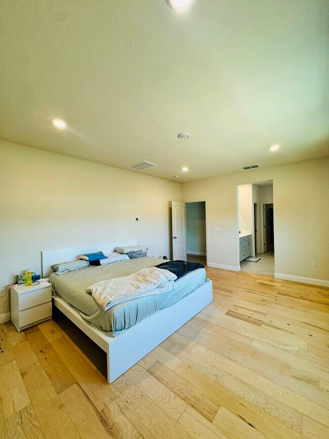 Building Photo - 4018 Kenwood Cir