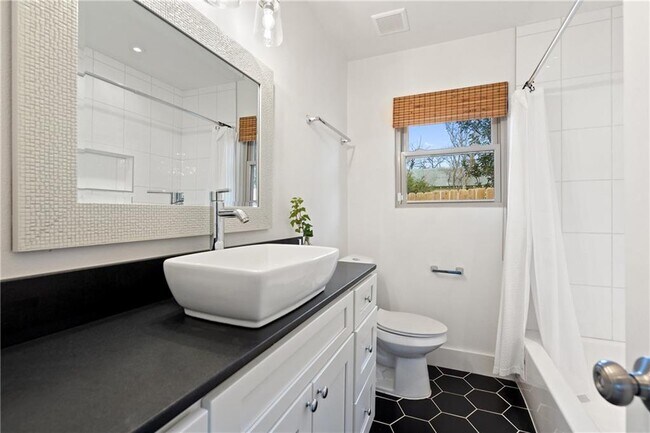 Building Photo - 4908 Rowena Ave