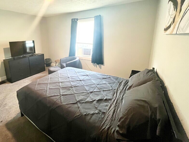 Building Photo - 645 Eastern Ave