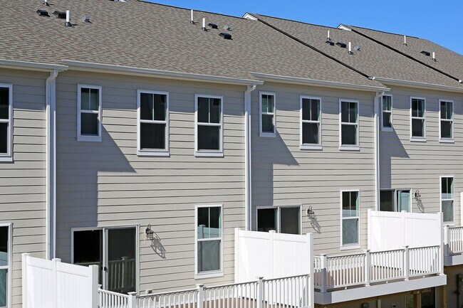 Building Photo - Pleasant Green Townhome Near Downtown Crozet