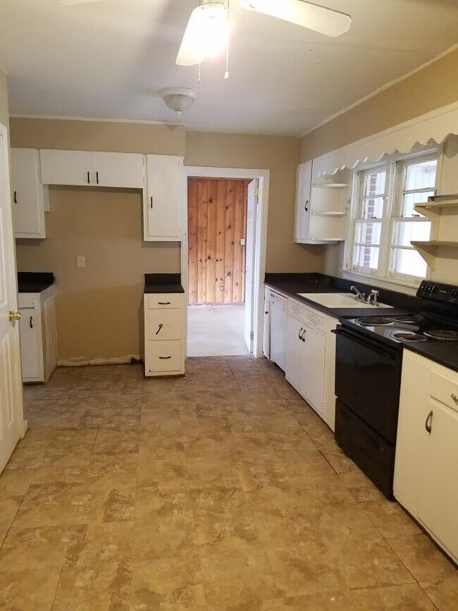 Building Photo - City Living!!