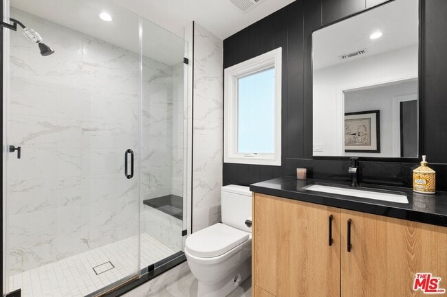 Building Photo - 637 Santa Clara Ave