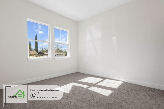 Building Photo - 2836 River Dr