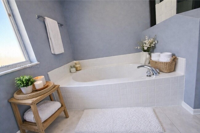 Building Photo - 2502 W 10th St