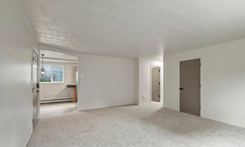 Spacious living room - 1117 Karluk St