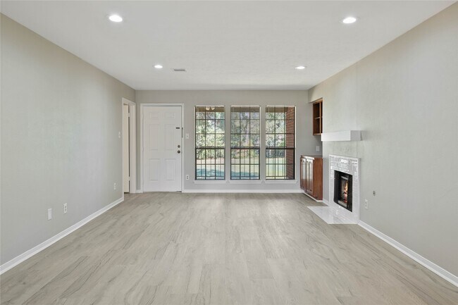 Building Photo - 200 Panorama Dr