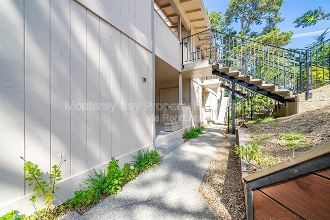 Building Photo - 250 Forest Ridge Rd