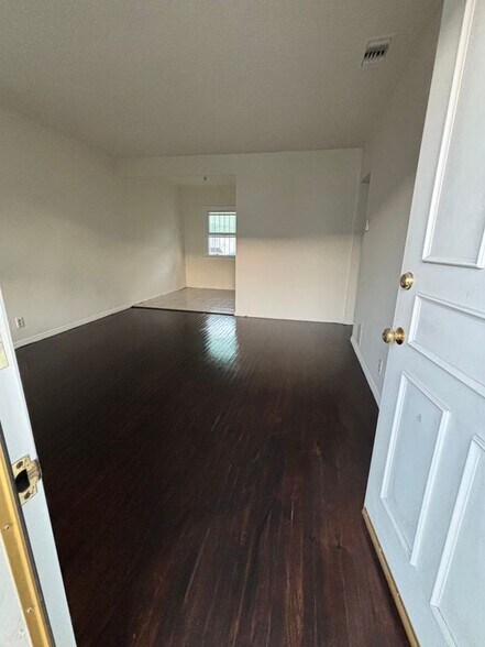 Building Photo - 318 E 99th St