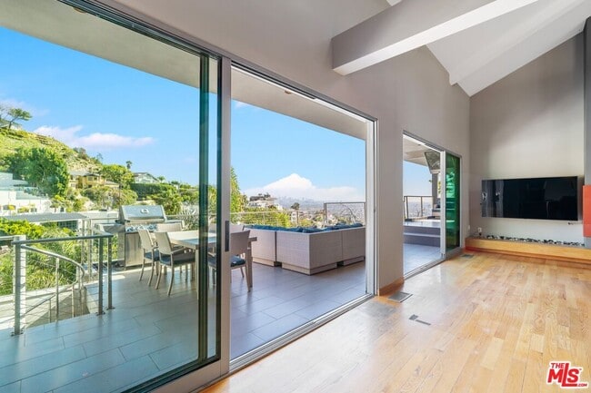 Building Photo - 8614 Hollywood Blvd