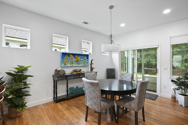 Building Photo - 211 Hampton Cir