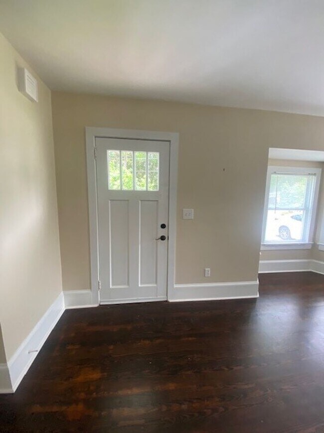 Building Photo - Introducing a charming 2-bedroom, 2-bathro...