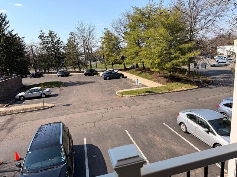 Building Photo - 525 Waterford Dr