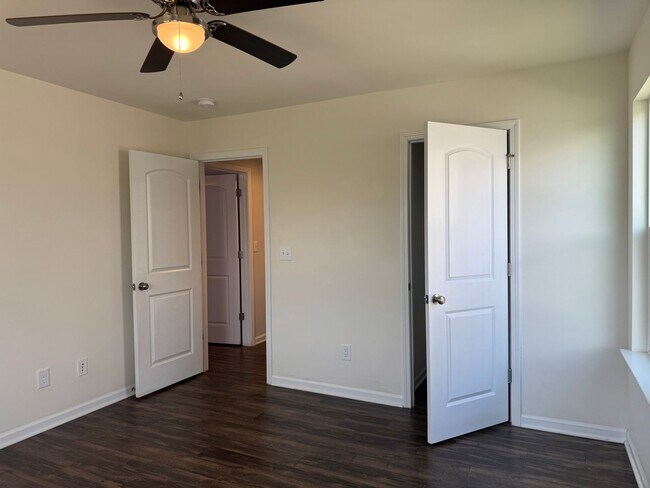 Building Photo - Five Bedroom Home in The Villages of Denver