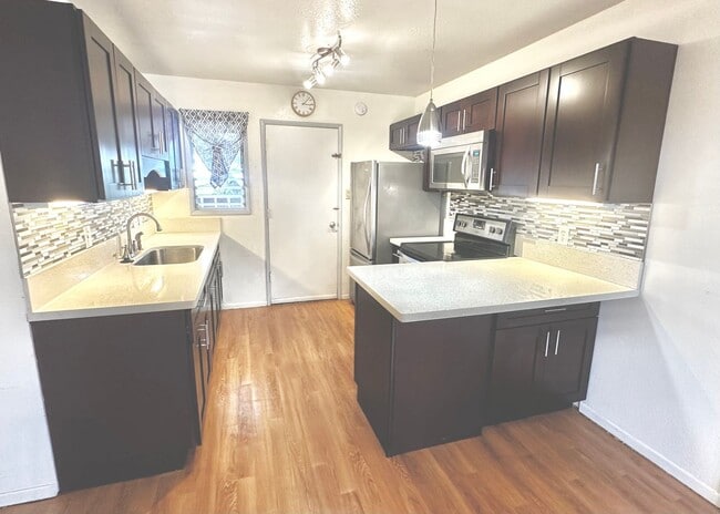 Building Photo - SPACIOUS TOWNHOUSE 2 BED/1.5 BATH/1 PRKG, ...