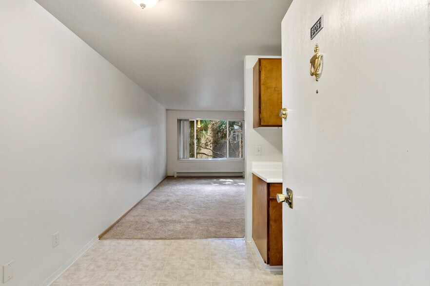 Building Photo - 5515 15th Ave NE