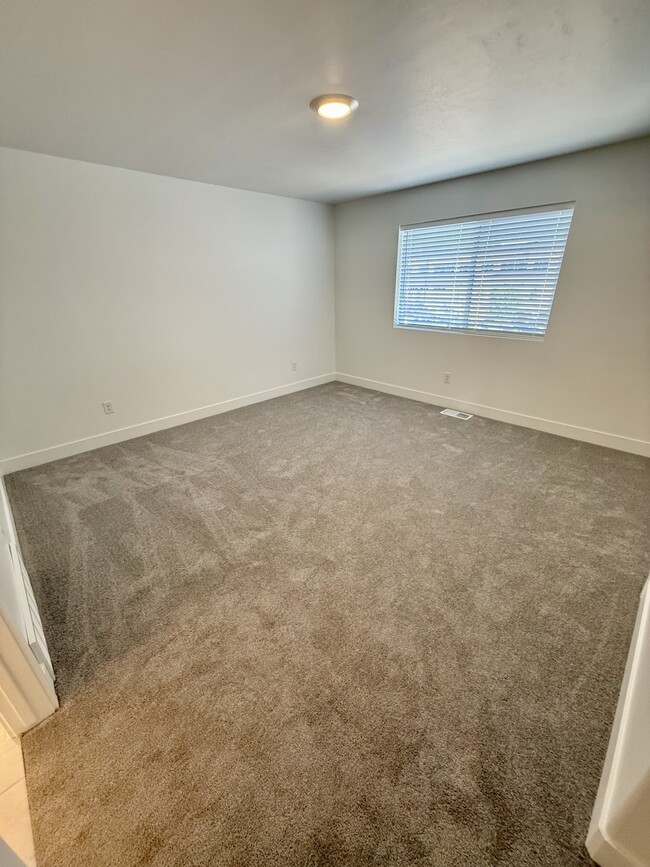 Building Photo - 564 1860 N