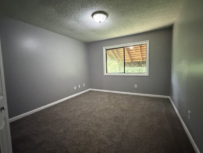 Building Photo - Your New Home Awaits: Charming 3-Bedroom T...