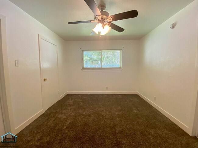 Building Photo - Gorgeous gem! 4 bed/2 bath single-story ho...
