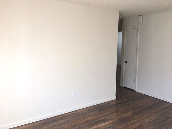 Building Photo - Reno Duplex - Garage, Dishwasher, Washer/Dryer Hookups, Central A/C