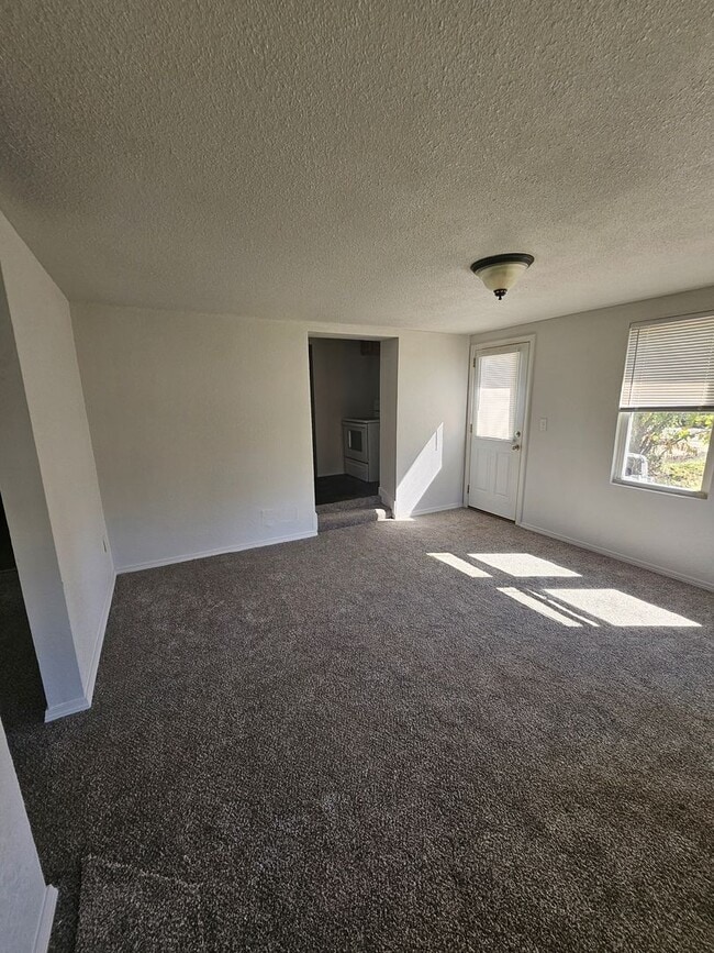 Building Photo - Cute little 2 bedroom with a big yard!