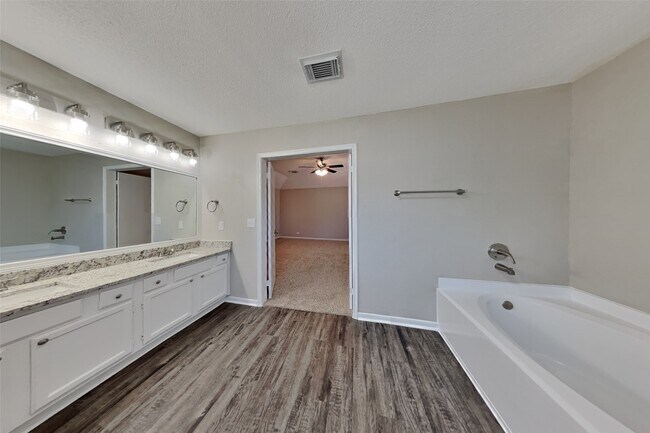 Building Photo - 3911 Spring River Dr