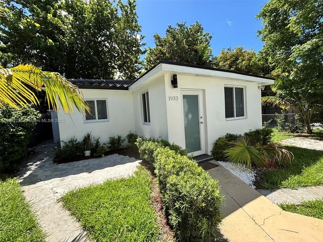 Building Photo - 1933 SW 17th Ct