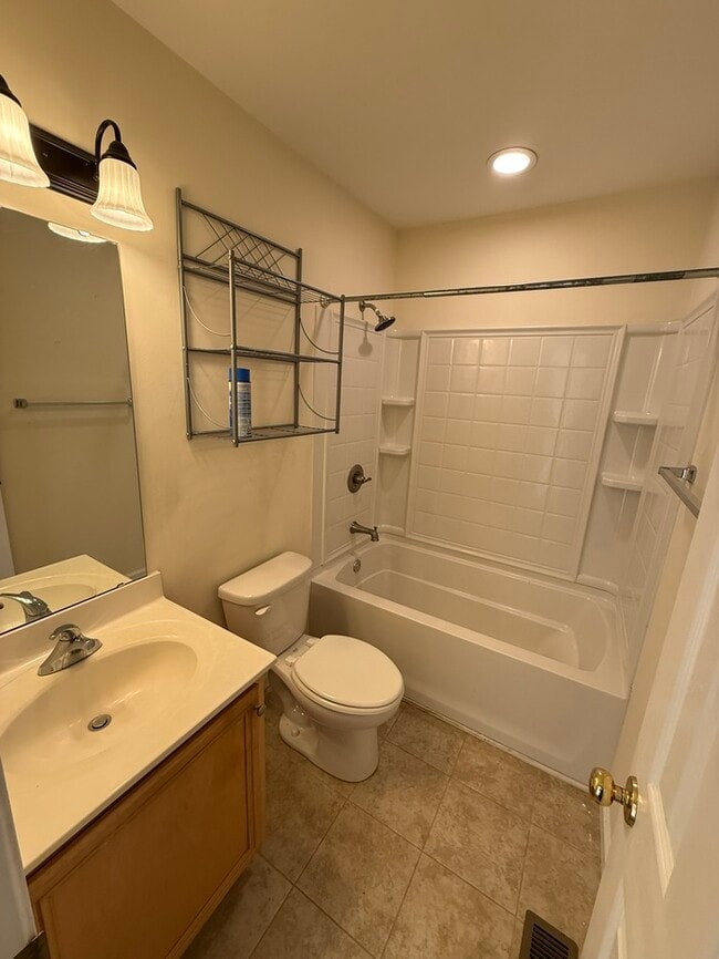 Building Photo - Beautiful 3 Bedroom 2.5 Bath End Unit Town Home with Lake View!