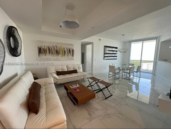 Building Photo - 15811 Collins Ave