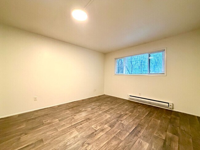 Building Photo - **FREE FIRST MONTH'S RENT** Spacious Top Floor Unit~ Great Natural Light~ Updated with Great Stor...