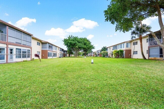 Building Photo - 7205 NW 5th Ct