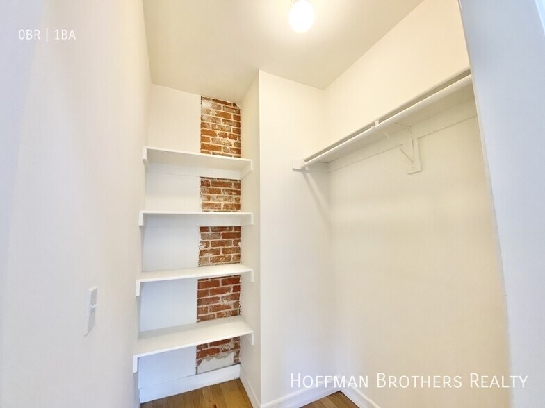 Building Photo - 800 N Las Palmas Ave