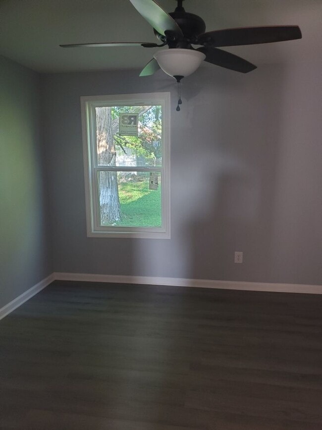 Building Photo - 1 BD AVAILABLE NOW. $600 PER MONTH. NEW STAINLESS STEEL APPLIANCES and UPDATES!!